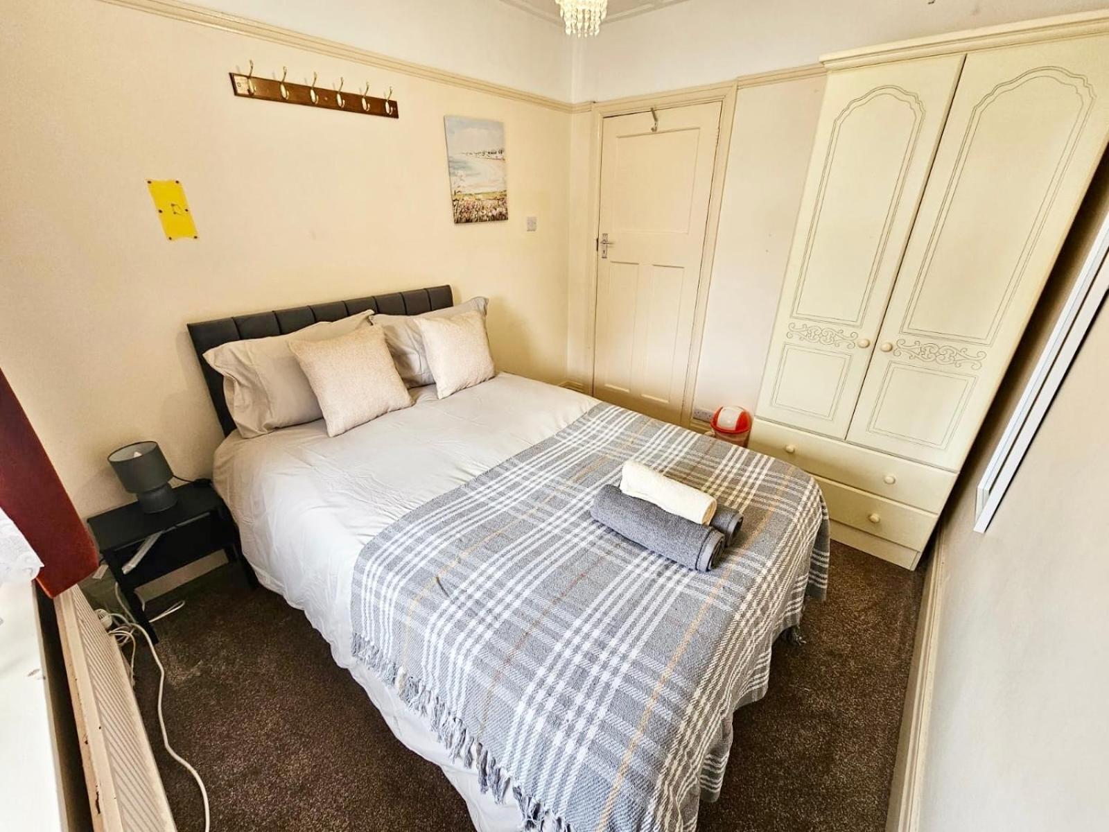 Small Double Room Near Southmead Bristol Exterior foto